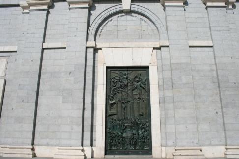 detalle de la fachada con una de las puertas
