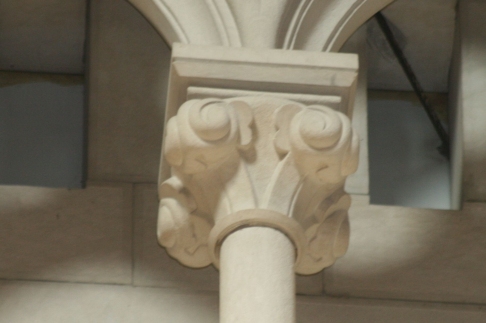  vista de columna con capitel 