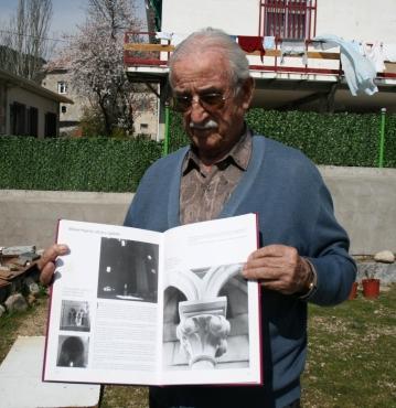  Alfonso muestra orgulloso el libro 