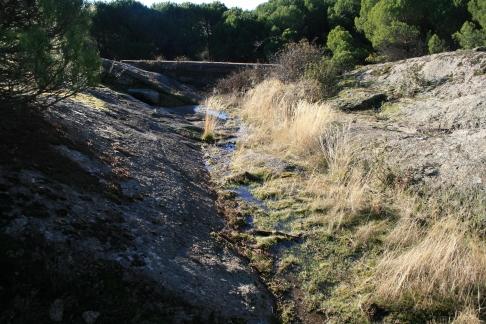 embalse entre lanchas