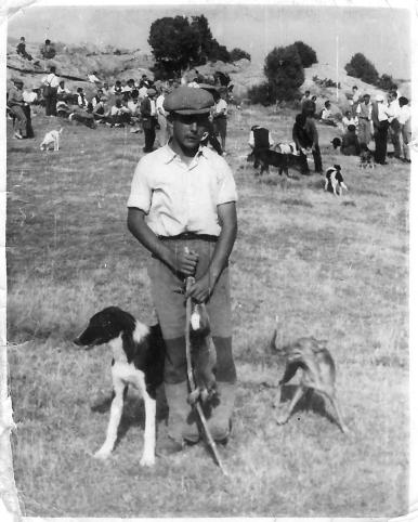 cazador con palo y perros