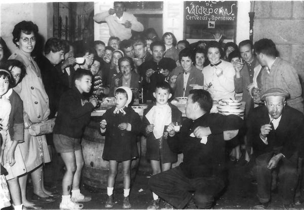 grupo a la puerta del bar de Paco