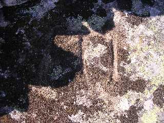 M de Moral en roca en la tapia de la Suerte del Escribano