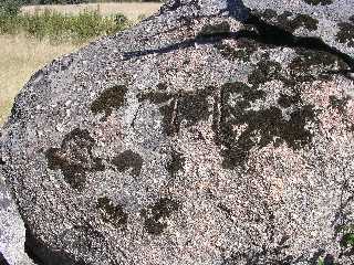 M de Moral en roca cercana al camino de Hoyo