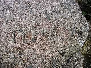 M, Z y cruz en la misma roca