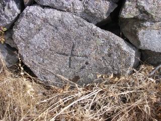 cruz en la tapia de Navalcaide separacin de Moralzarzal y Manzanares