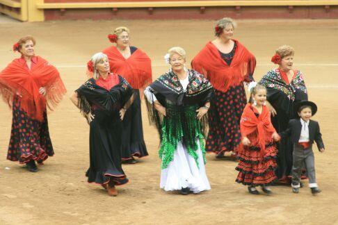 mujeres abriendo el paseillo