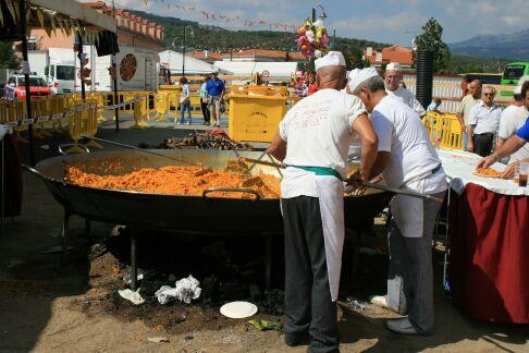 sirviendo arroz