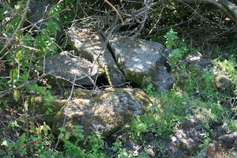 arqueta con piedras sin tallar