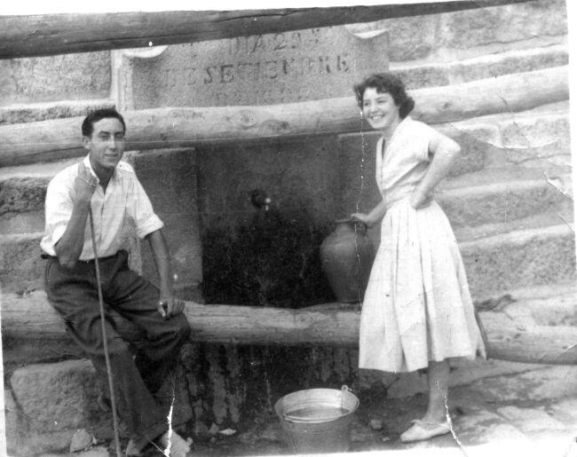 pareja en la fuente