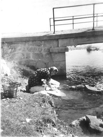 Doli lavando en el río Doli lavando en el río