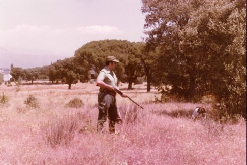 cazador con su perro