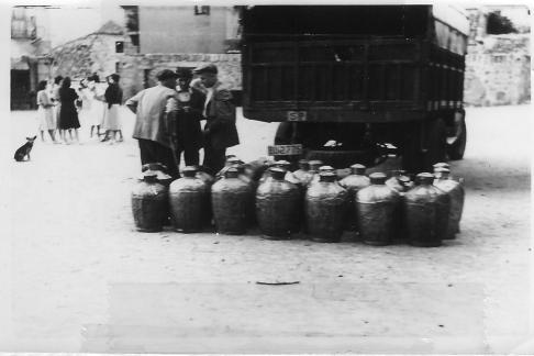 camioneta y cntaras en la plaza