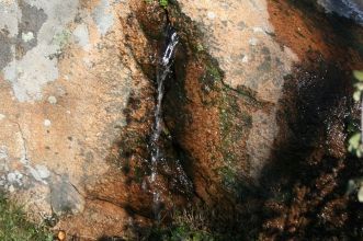  agua saliendo de la roca 