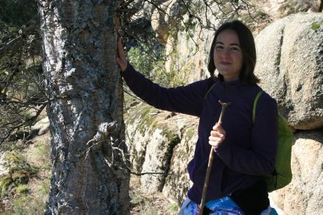  Isabel junto a un alcornoque 