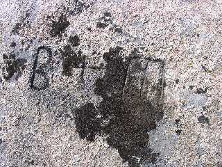 M, cruz y B en roca del Redegelo