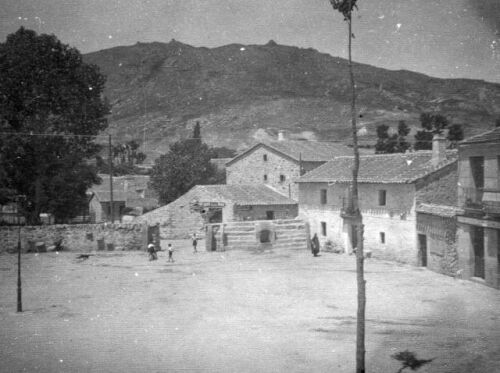  la plaza con el mayo, las gradas y la farola 