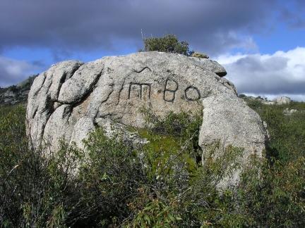 M, S, B, O en el mismo mojón