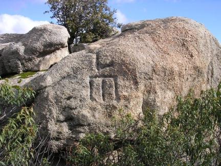 el mismo mojón, con la S y la M