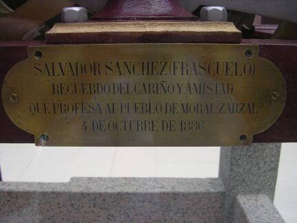 placa con inscripción