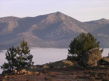  una vista de la Maliciosa con niebla en la parte baja 