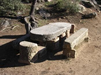 mesa y bancos al lado de la cascada