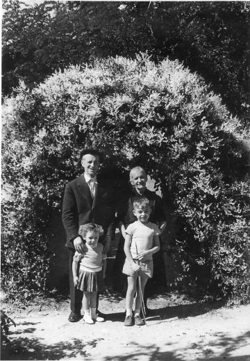  Basilio con su mujer y dos nietos 