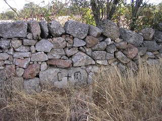 C de Cerceda, cruz y M de Moral en la caada