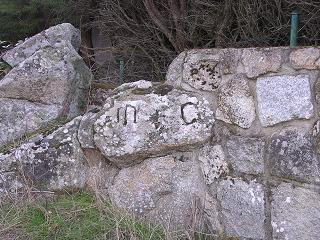 M, cruz y C en tapia de las Praderas