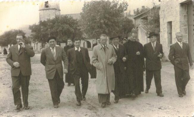 comitiva en la calle de la Iglesia